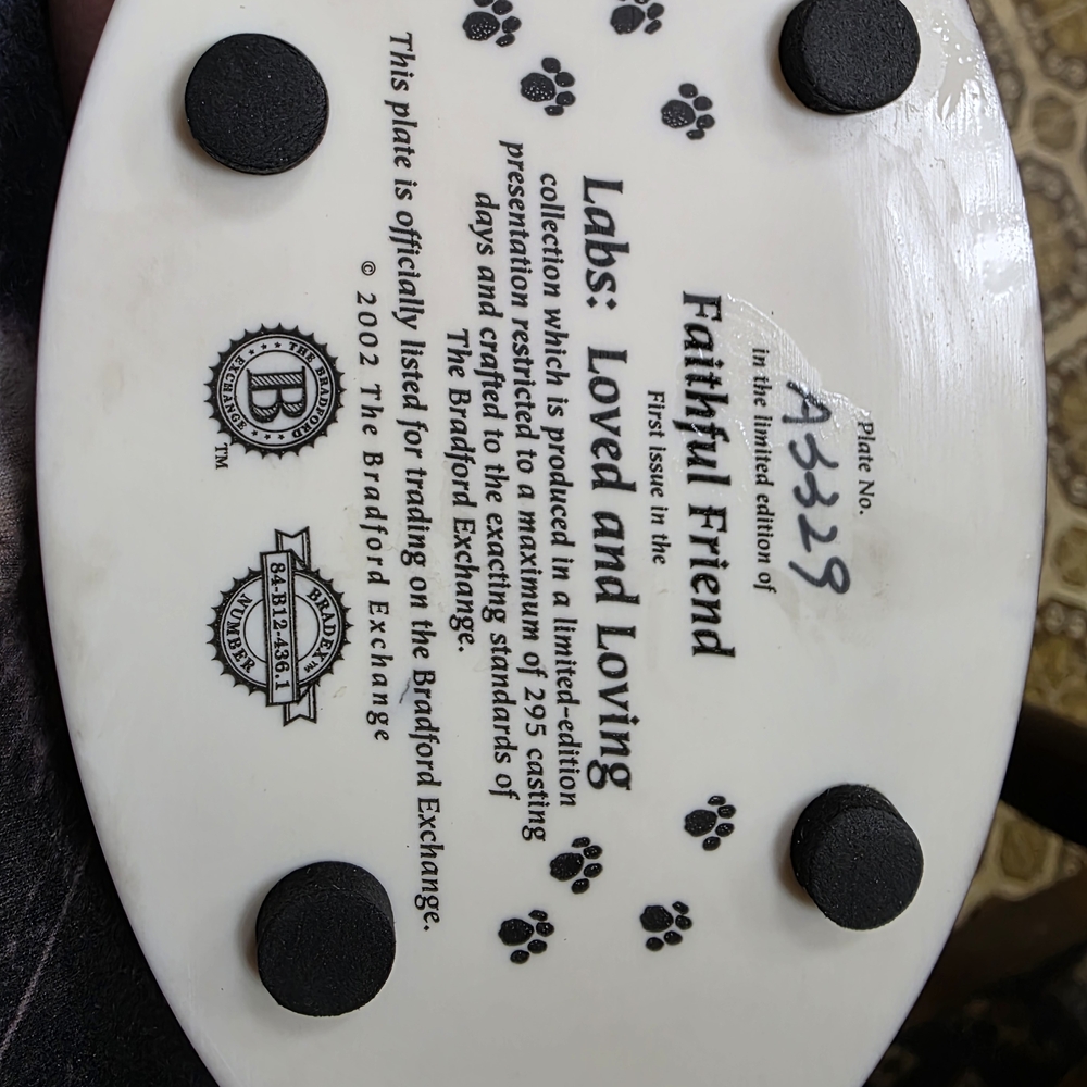 The product is a figurine of a faithful black Labrador Retriever - Picture 5 of 5